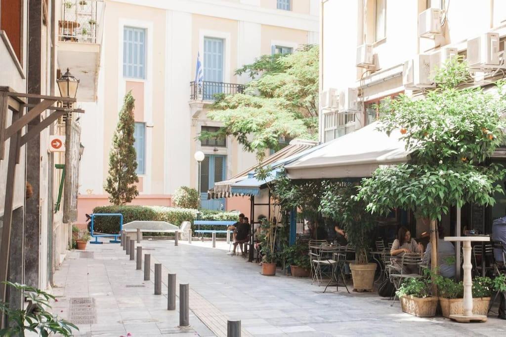 Modern In Ipitou, Plaka